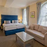 Hazlewood Castle & تادكاستر