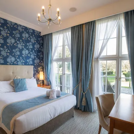 Hazlewood Castle & מלון 4*