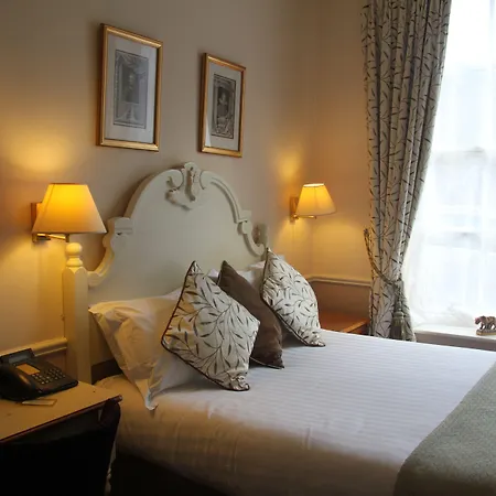 Hazlewood Castle & Отель