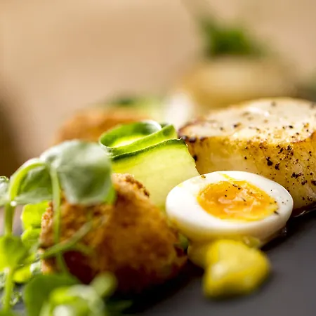 Hazlewood Castle & 4*