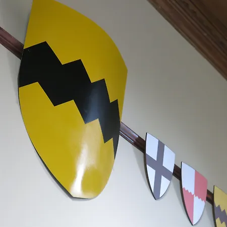 Hazlewood Castle & Тадкастер