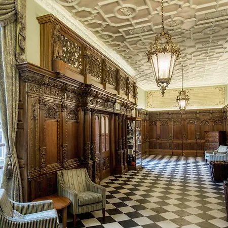 Hazlewood Castle & Отель