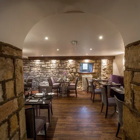 Hazlewood Castle & 4*