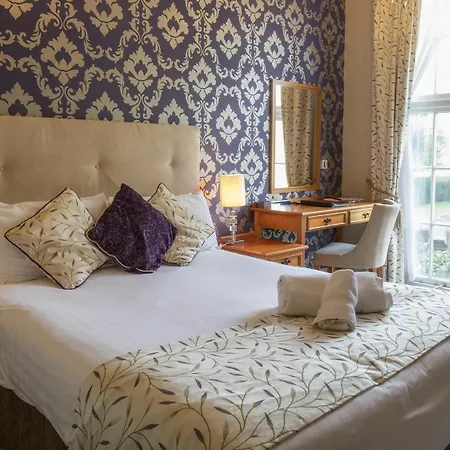 Hazlewood Castle & 4*