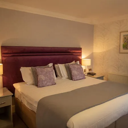 Hazlewood Castle & 4*